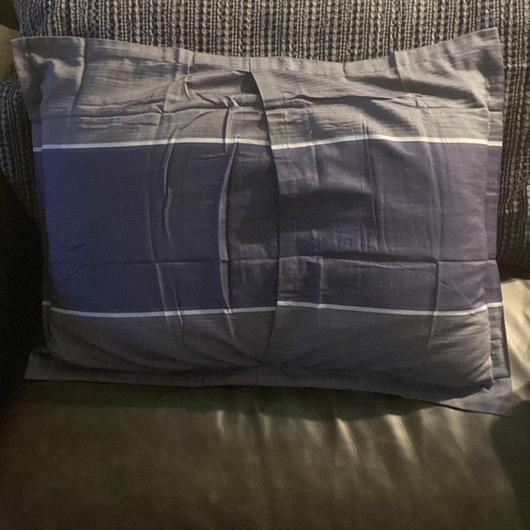 Pottery Barn Kids
WIDE STRIPE
YARN DYED
SHAM Light & Dark Chambray, Light Blue - Picture 5 of 6